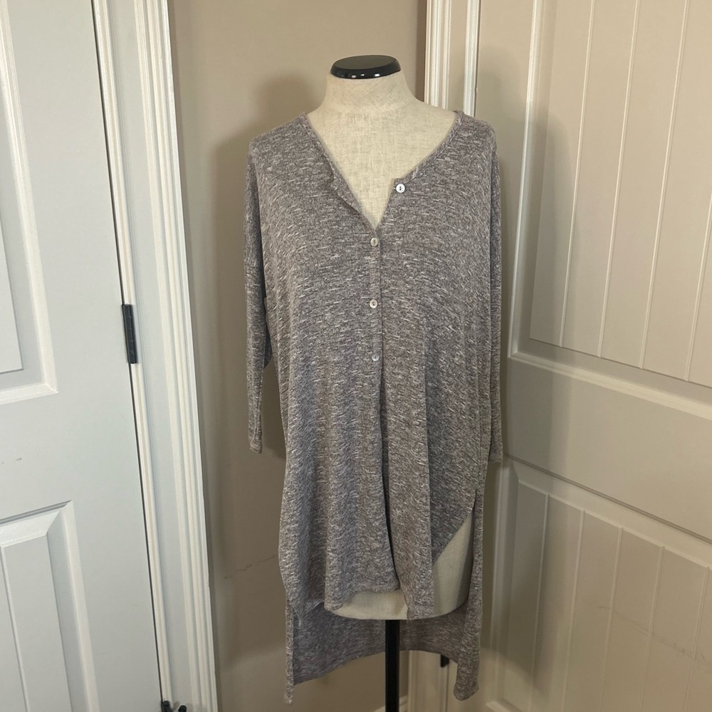 Bobeau Tan/Beige Print VNeck Cardigan. Great layering piece! Size Medium.